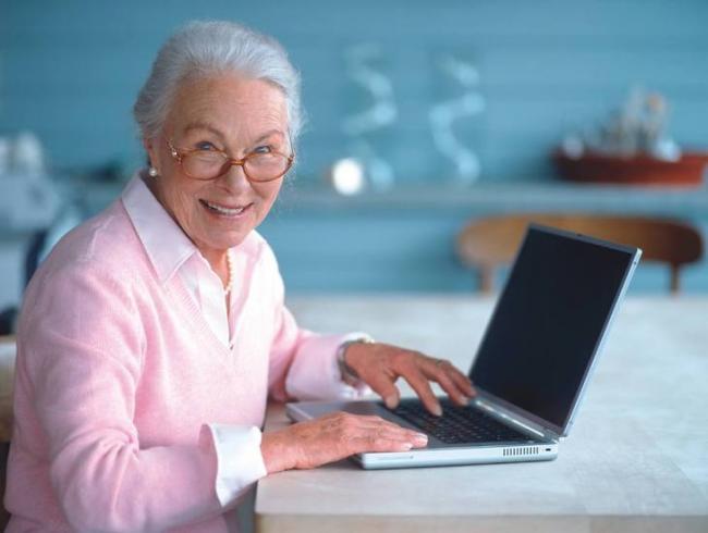 У Рівному людей похилого віку навчають користуватися комп`ютером