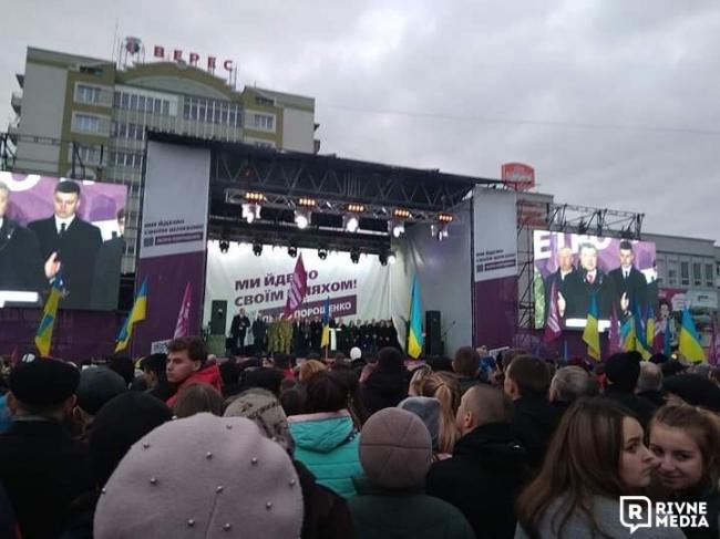 У Рівному на майдані Незалежності - концерт та Порошенко