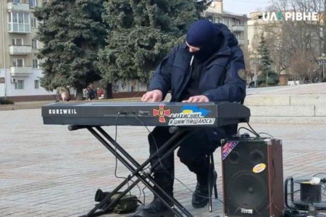 В балаклаві і з цигаркою: у Рівному в центрі міста виступив "піаніст-екстреміст" (ВІДЕО)