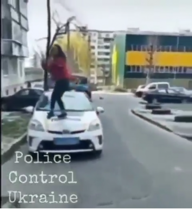 Щодо 12-річної дівчини, яка танцювала на патрульному авто в Рівному, відкрили кримінальне провадження