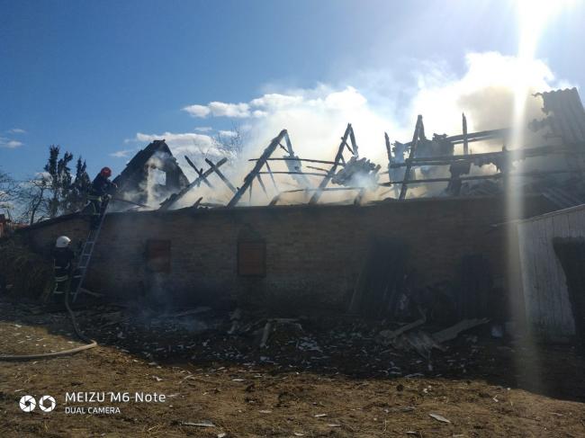 На Млинівщині через пожежу в господарчій будівлі мало не згоріли будинок і гараж