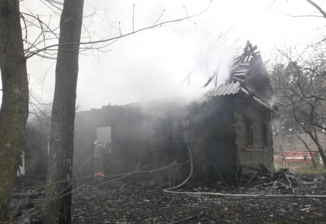 На Рівненщині горіла дерев`яна будівля: знищено домашні речі