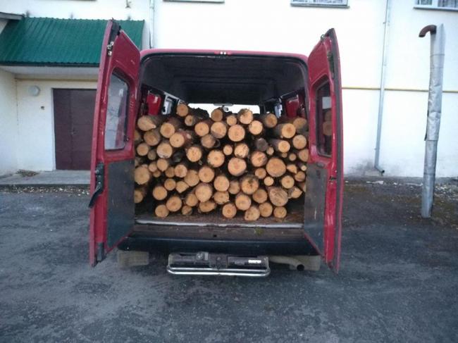На Рівненщині зупинили мікроавтобус із деревиною