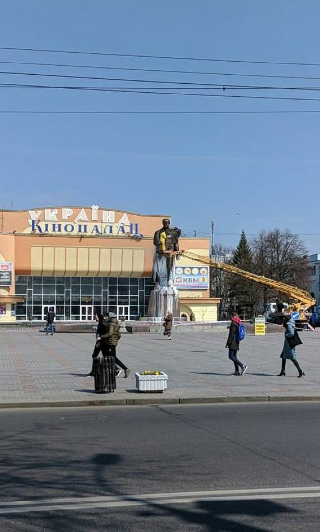 Пам`ятник Шевченку в центрі Рівного помили (ФОТОФАКТ)