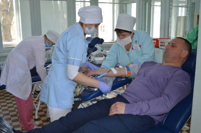 Працівники Рівнеради та депутати здали кров для важкохворих дітей (ФОТО)