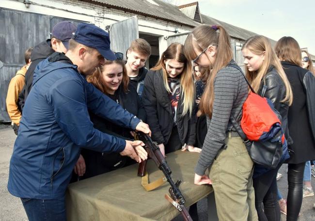 Рівненські школяри мали змогу відвідати військову частину (ФОТО)