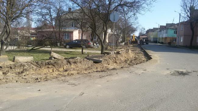 У Костополі розпочали ремонтувати тротуар на вулиці Стуса