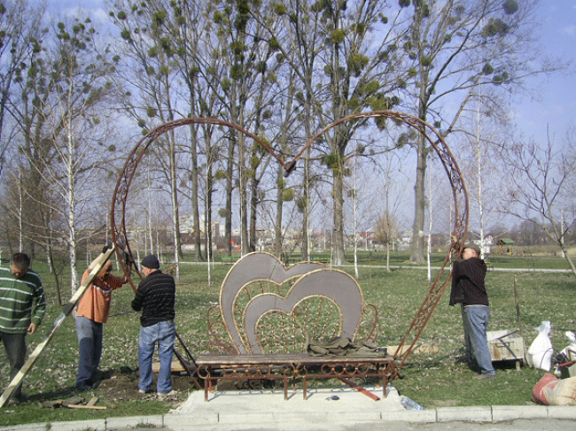 У міському парку на Рівненщині встановили "Арку закоханих"