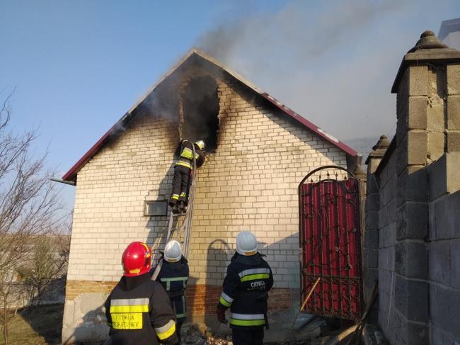 У Рівненському районі 12 рятувальників гасили пожежу в господарчій будівлі (ФОТО)