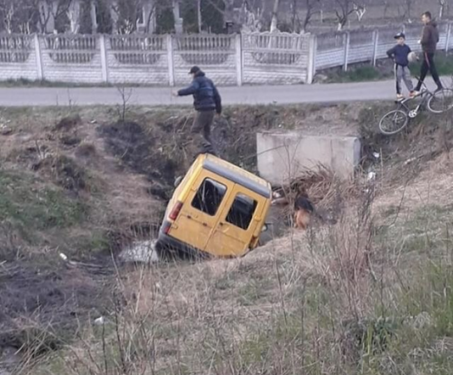 У Рівненському районі бус з`їхав у кювет (фотофакт)