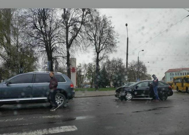 У Рівному біля залізничного трапилася ДТП (фотофакт)