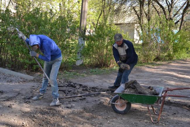 У селищі на Рівненщині ремонтують тротуари (ФОТО)