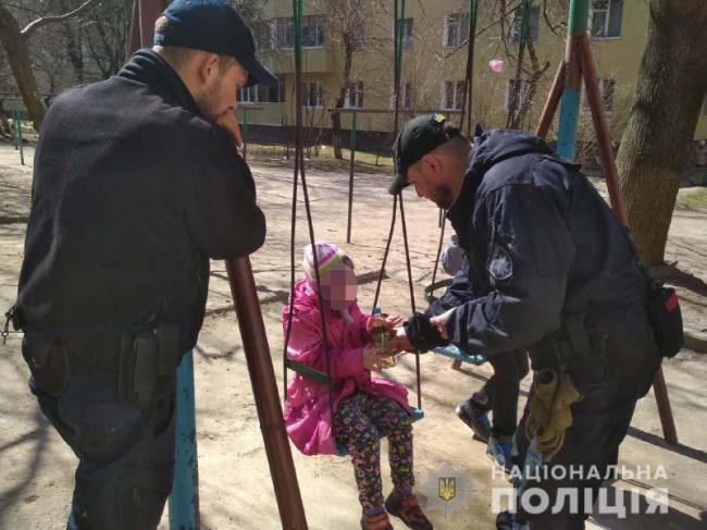 Втекла від мами на гойдалку: у Рівному за годину знайшли зниклу 7-річну дівчинку