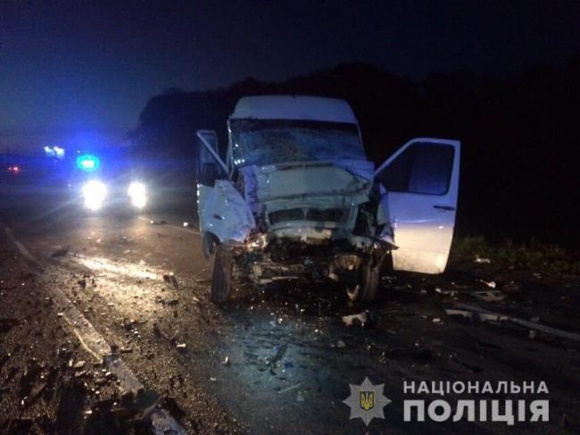 Біля Рівного п`яний водій фури лоб у лоб в`їхав у мікроавтобус і хотів втекти (ФОТО)