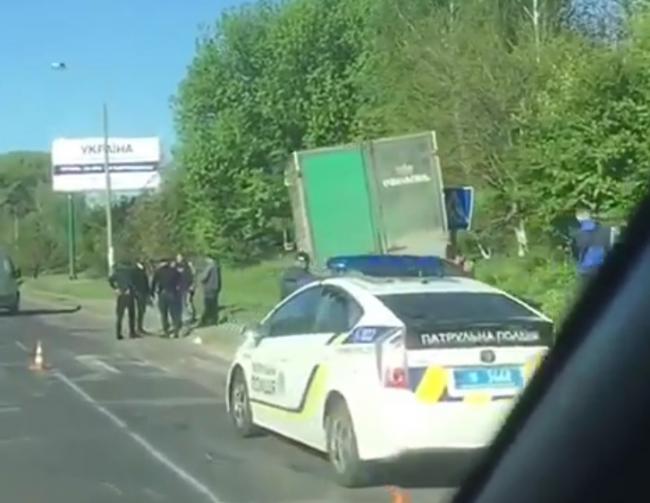 Біля Рівного вантажівка з’їхала з дороги  (відео)