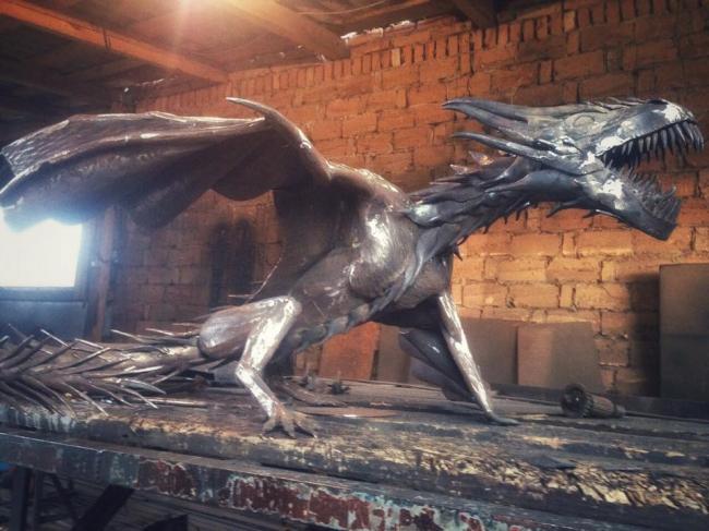 Для фанатів "Гри Престолів": на Рівненщині змайстрували дракона, як у фільмі