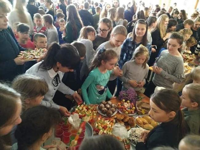 На благодійному ярмарку на Рівненщині зібрали майже 17 тисяч гривень на лікування хворого хлопця
