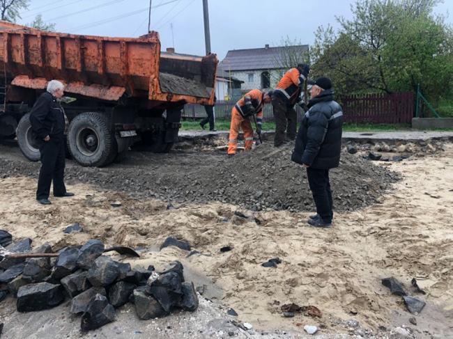 На Рівненщині відновлюють дорогу, яка постраждала через опади