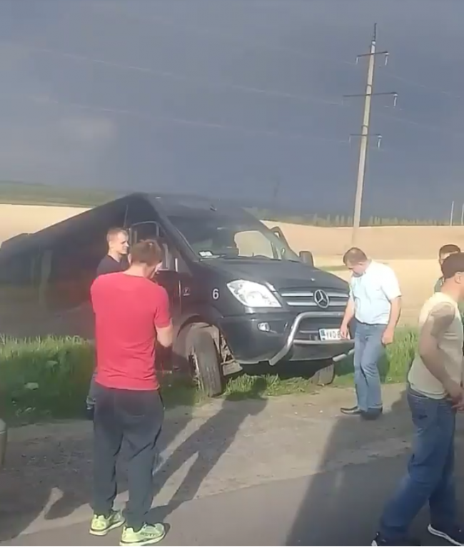 Неподалік Рівного бус з`їхав у кювет (відео)