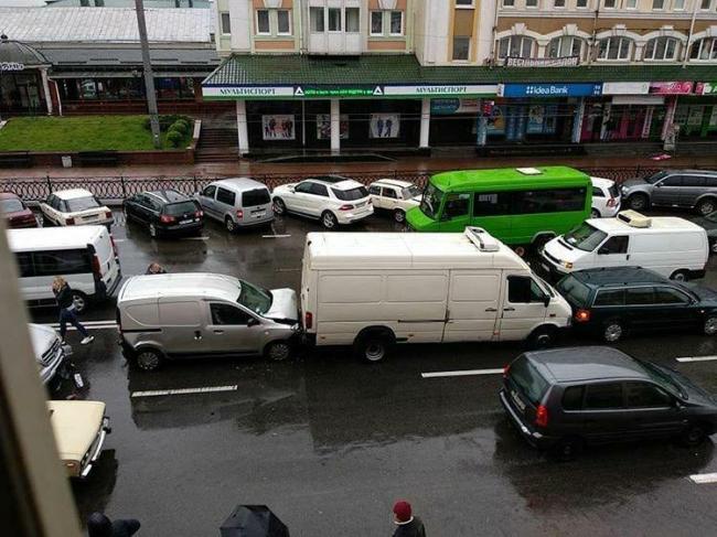 Принцип доміно: у центрі Рівного у ДТП потрапили одразу 4 автомобілі (ФОТО)