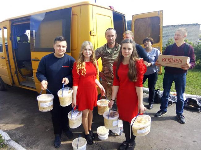 Школярі з Рівненщини передали продуктові посилки в зону АТО
