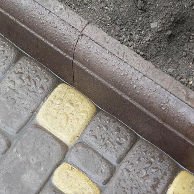 У містечку на Рівненщині поцупили бетонні бордюри