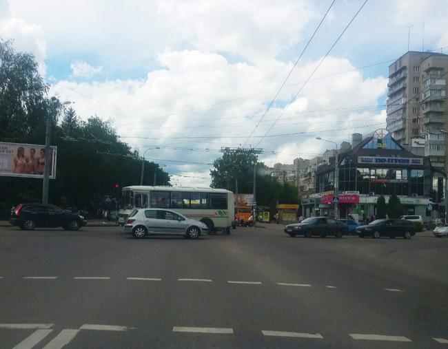 У Рівному біля 12-ої школи зіткнулися автобус та легковик (фотофакт)