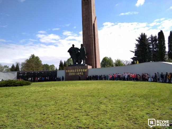 У Рівному на Пагорбі Слави розпочали відзначати День пам`яті та примирення (ФОТО)