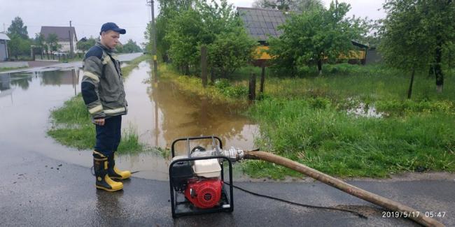 У Рівному та області рятувальники допомагали викачувати воду із затоплених вулиць