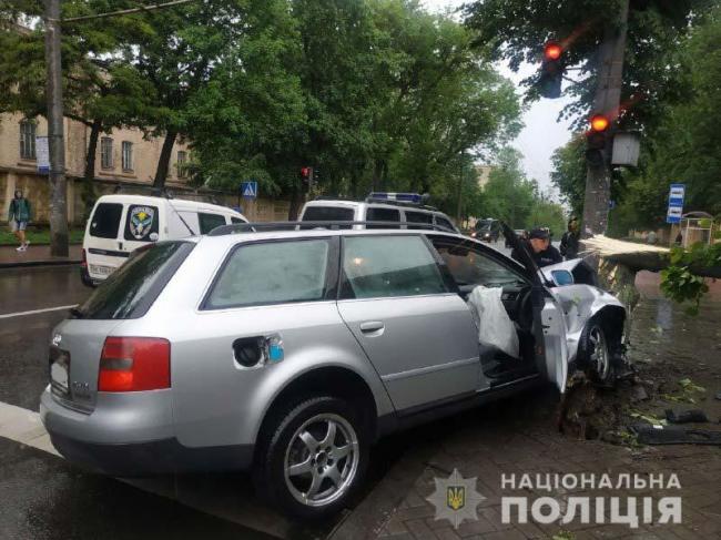 У Рівному водій в`їхав у дерево, аби уникнути зіткнення з іншою автівкою