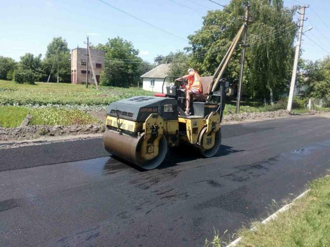 На Рівненщині у селі ремонтують дорогу