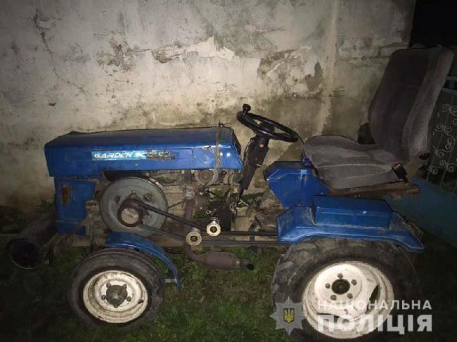 На Рівненщині зловмисники викраденим трактором перевозили металобрухт 