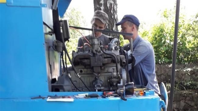 Раритетні вузькоколійні тягачі в Антонівці на Рівненщині ремонтують волонтери