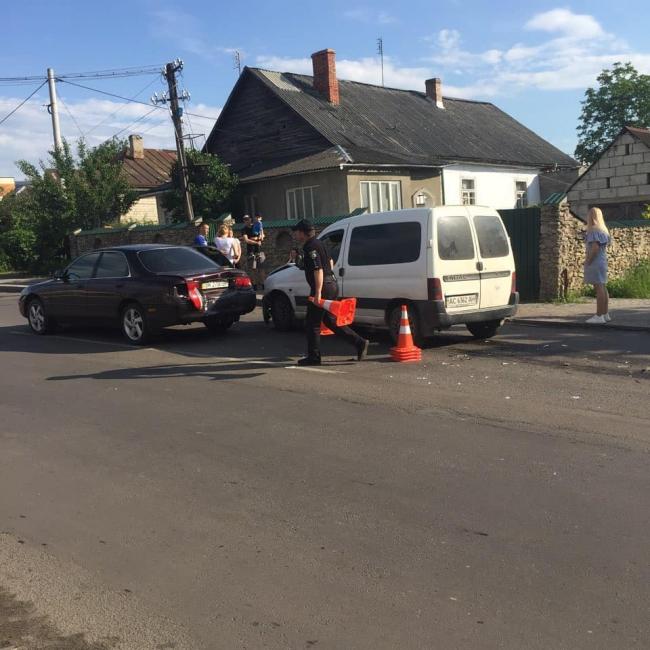 У містечку на Рівненщині зіткнулися дві автівки