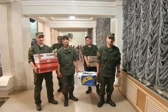 У Рівному гвардійці дарували подарунки діткам у реабілітаційному центрі