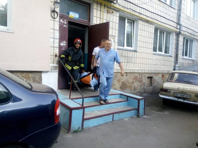 У Рівному рятувальники відкривали двері квартири, де перебувала пенсіонерка без свідомості
