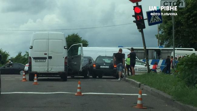 У Рівному сталася ДТП за участі чотирьох авто 