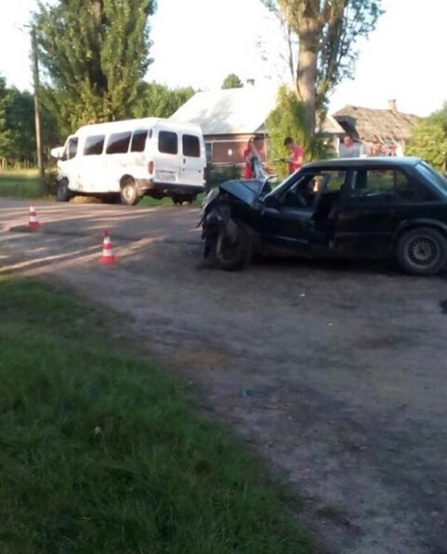 У селі на Рівненщині в ДТП зіткнулися "БМВ" та мікроавтобус