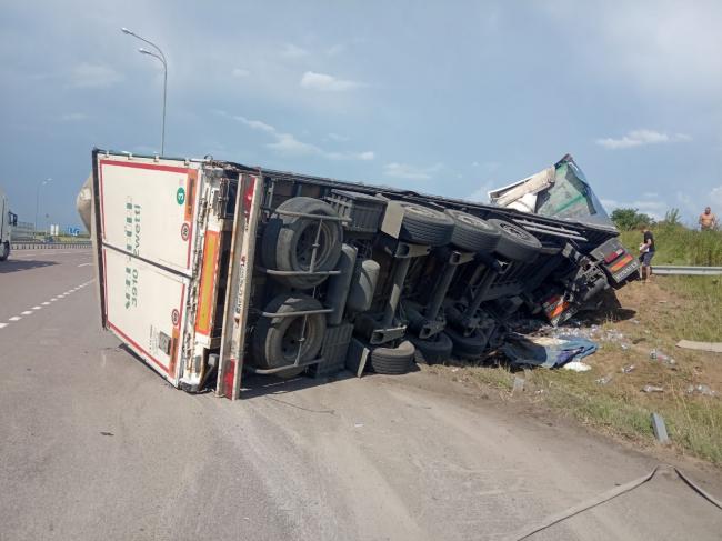 У вантажівки вистрелило колесо й вона перекинулась: на Дубенщині сталася ДТП (фото)