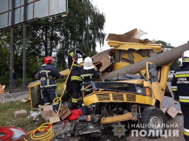 Купа металобрухту, один загиблий та троє постраждалих: перші деталі вечірньої ДТП в Рівному