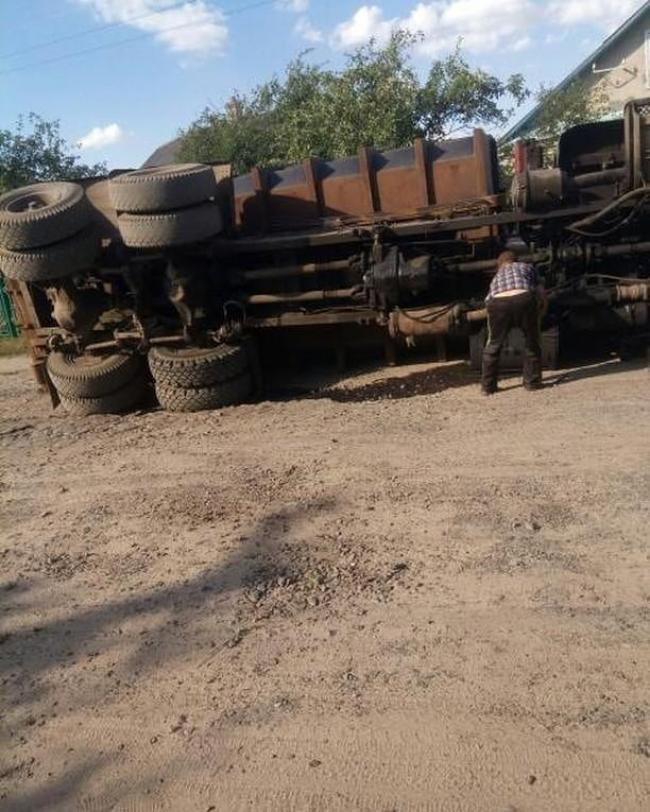 На Рівненщині перевернулася вантажівка із металобрухтом (ФОТО)