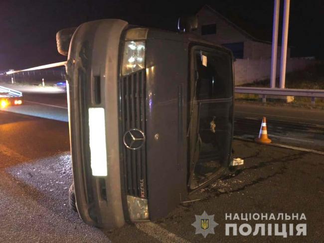 На трасі біля Рівного перекинувся автомобіль