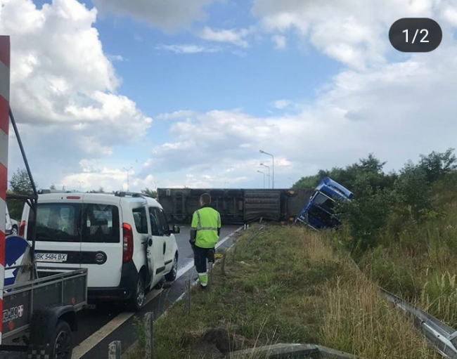 На виїзді з Рівного перекинулась вантажівка