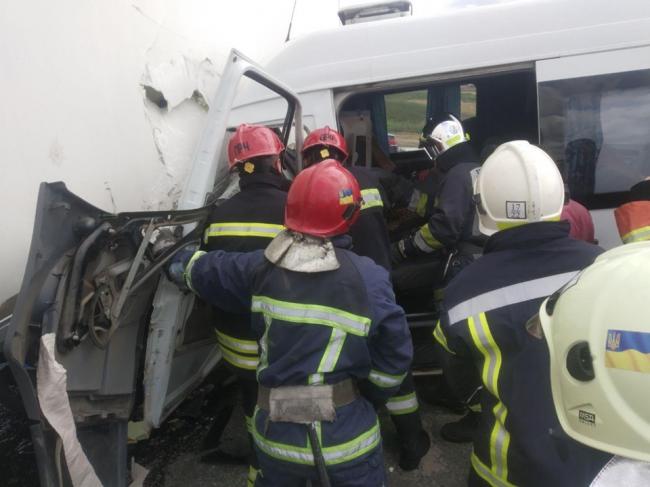 У Рівненському районі рятувальники деблокували водія з понівеченого вантажного автобуса