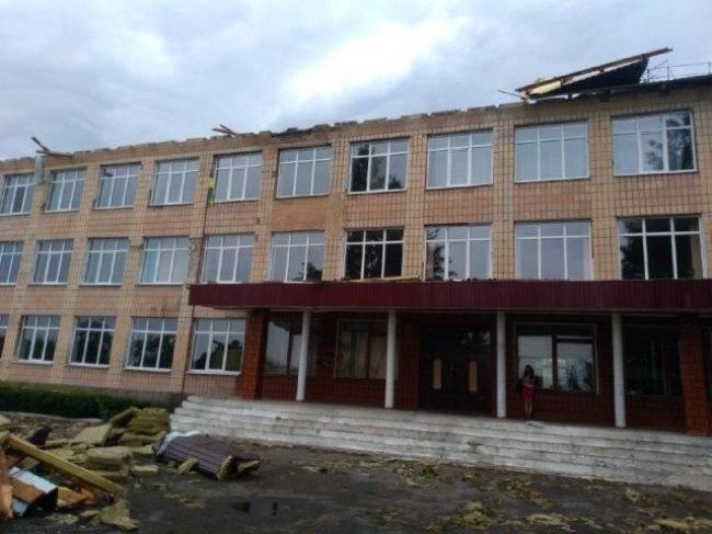 Зірваний дах школи, пошкоджені будинки та соціальні заклади: наслідки негоди в двох районах Рівненщини