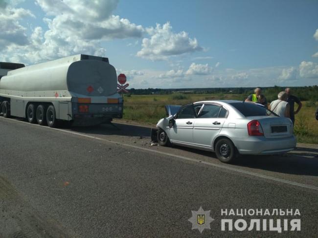 На Рівненщині автівка в`їхала в бензовоз: один із пасажирів - загинув