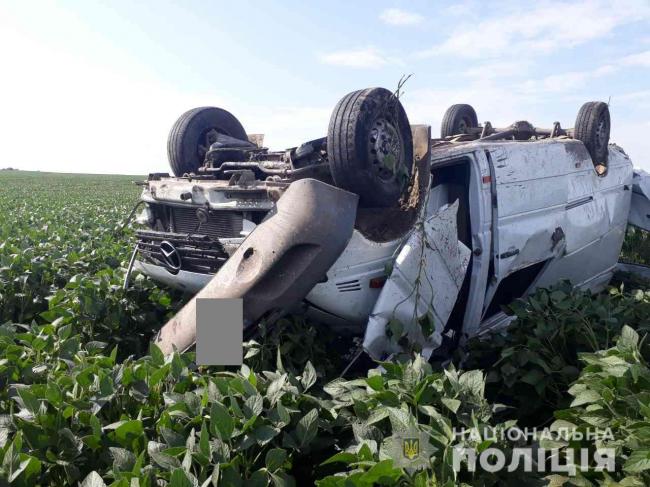 На Рівненщині мікроавтобус злетів у кювет: є постраждалі