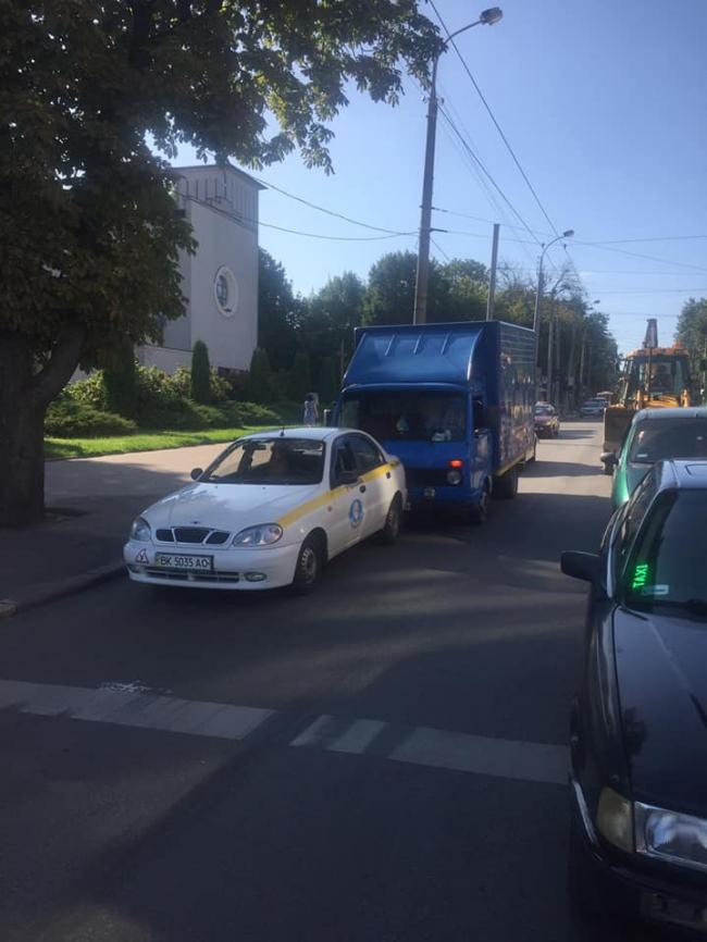 У Рівному в ДТП потрапив навчальний автомобіль (фотофакт)