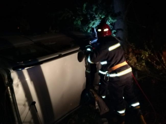 Травмованого водія із автівки діставали рятувальники Рівненщини