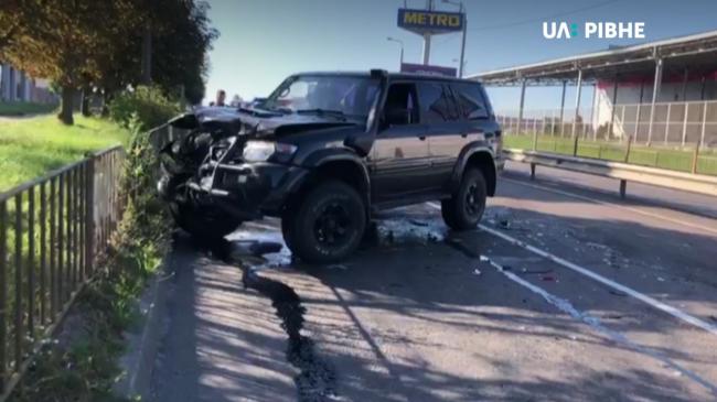 У Рівному на Макарова - ДТП із позашляховиком і вантажівкою